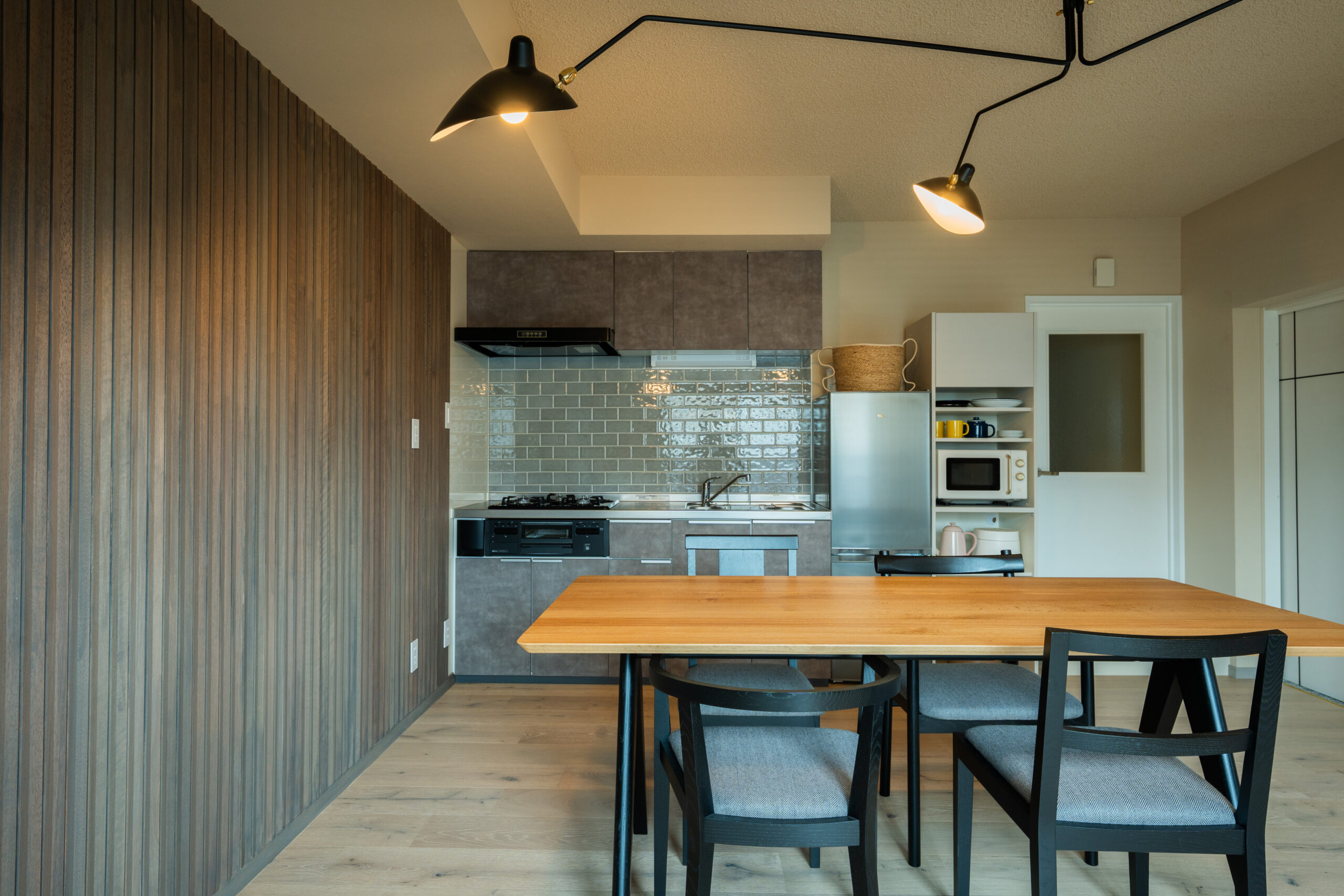 キッチン扉をグレーテクスチャーに変更、バックスプラッシュはサブウェイタイル