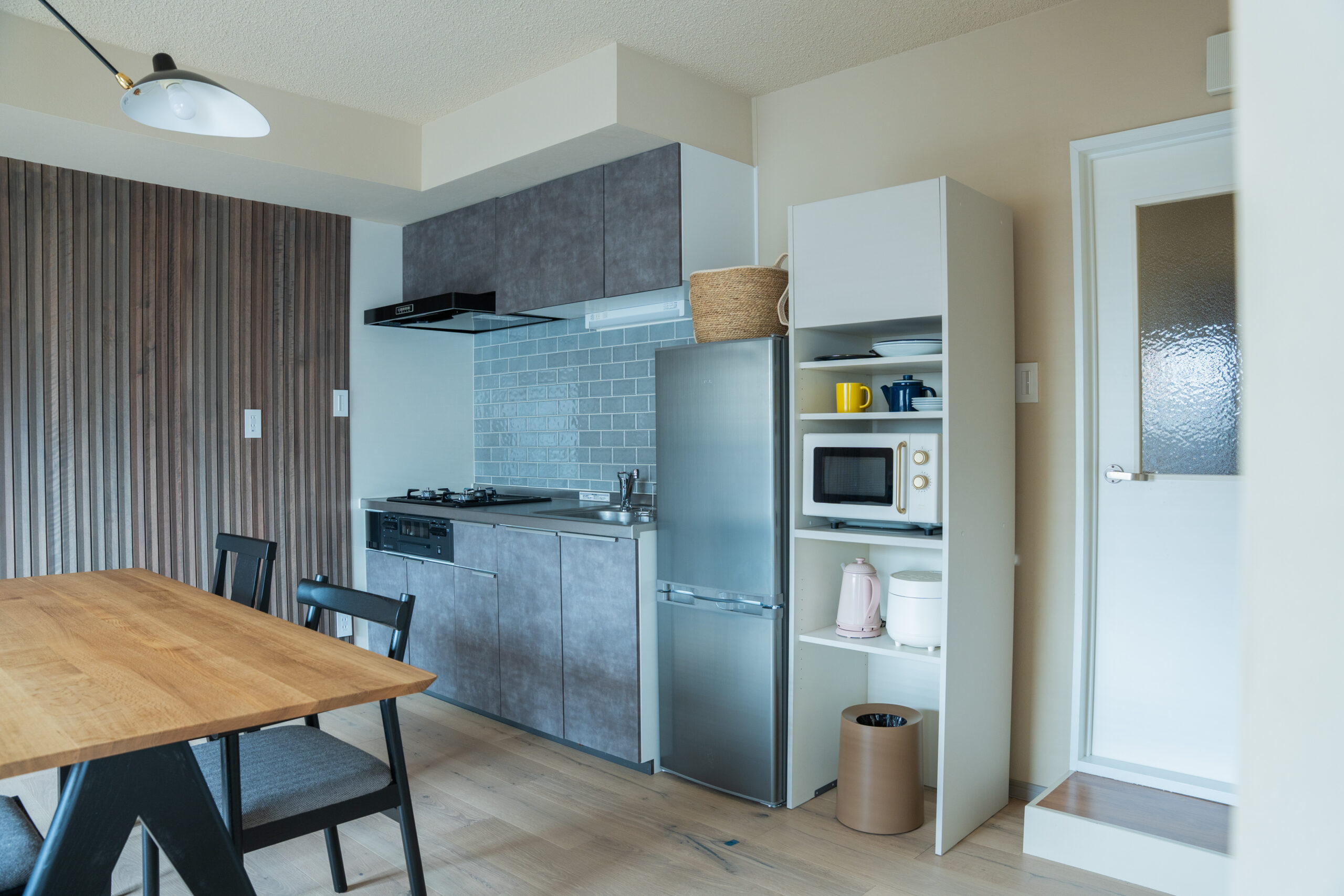 縦格子パネルとキッチン。素材が統一されると空間が落ち着く