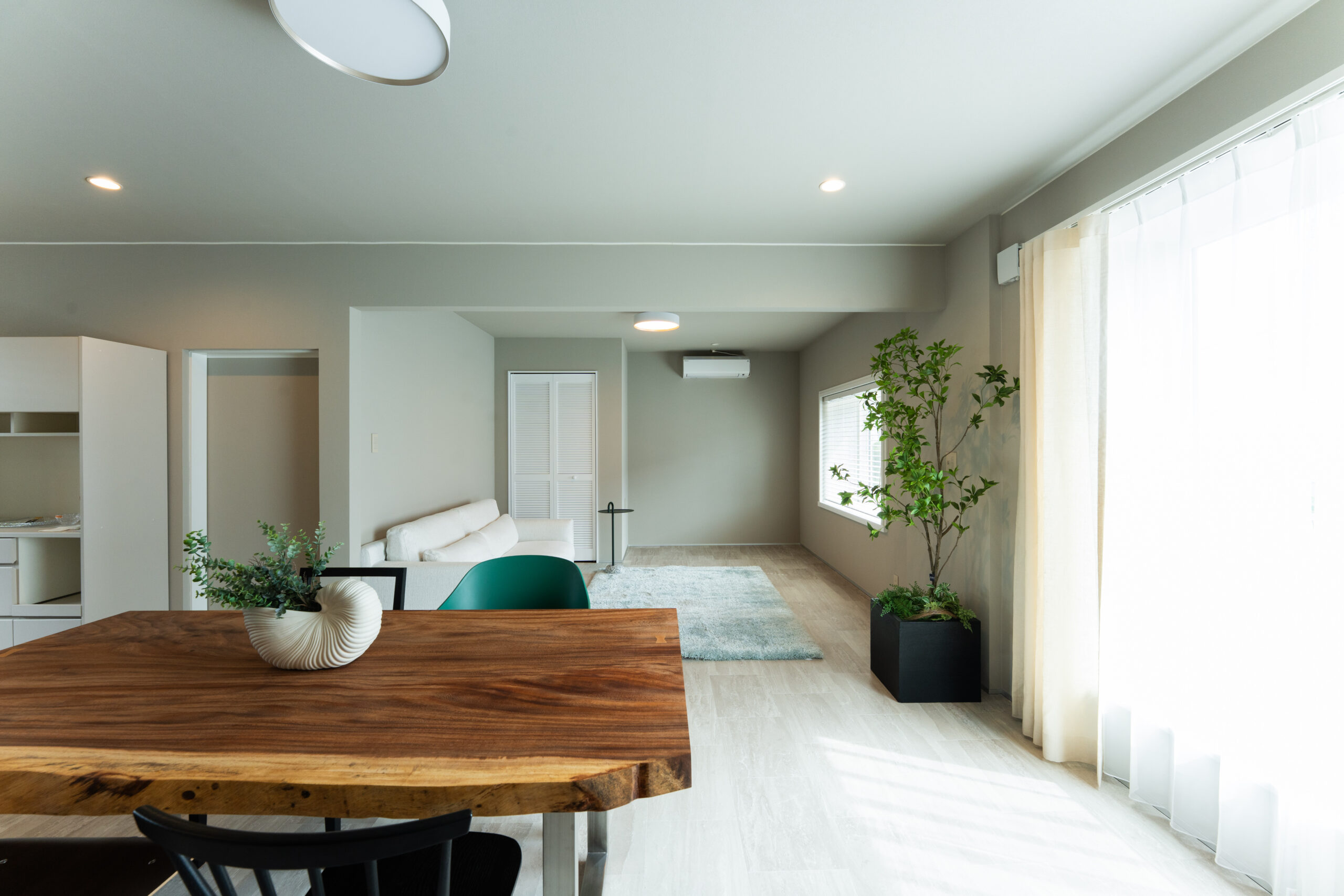 T邸リビング — ウォールナットテーブルとソファ